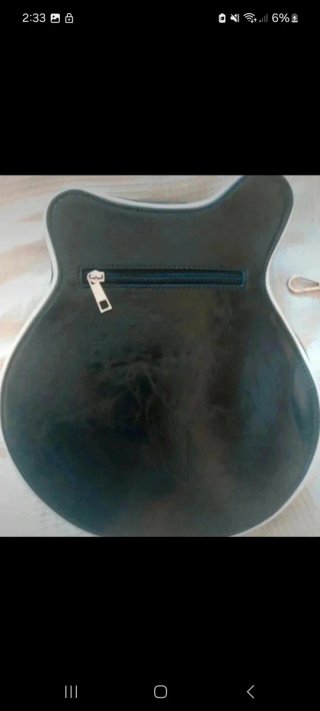 Bolso forma guitarra eléctrica negro y plata
