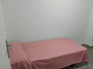 SE ALQUILA HABITACIÓN