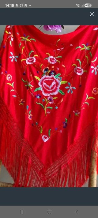 Manton rojo bordado flores
