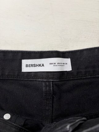 Vaqueros Bershka negros con grafitis T.38
