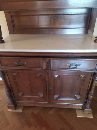 Chinero antiguo de madera noble con mármol