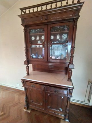 Chinero antiguo de madera noble con mármol