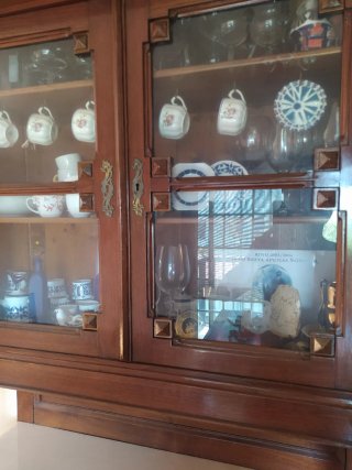 Chinero antiguo de madera noble con mármol