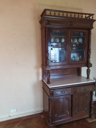 Chinero antiguo de madera noble con mármol