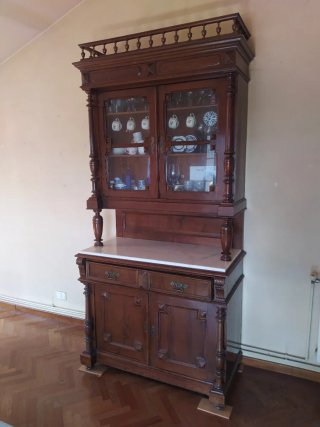 Chinero antiguo de madera noble con mármol