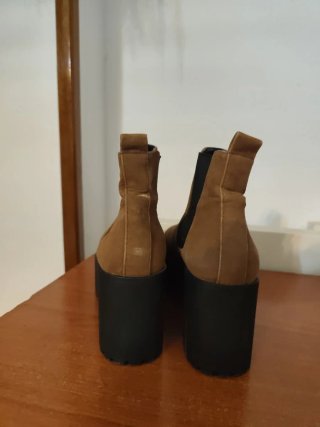 Botines de plataforma marrones y negros