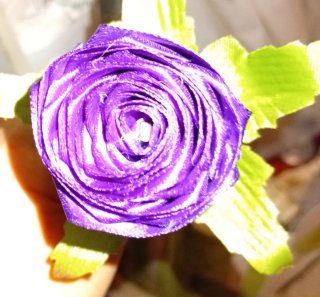 Rosa de satén verde brillante