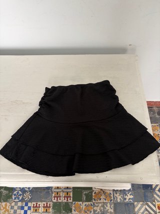 Falda negra con volantes