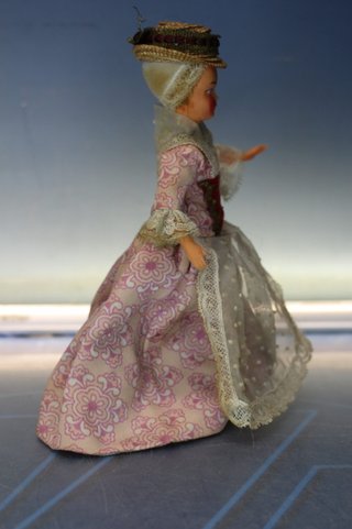 02. Antigua muñeca celuloide traje regional.