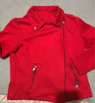 Cazadora roja estilo motero