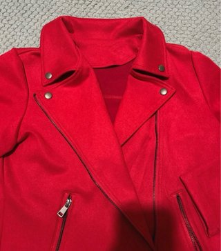 Cazadora roja estilo motero