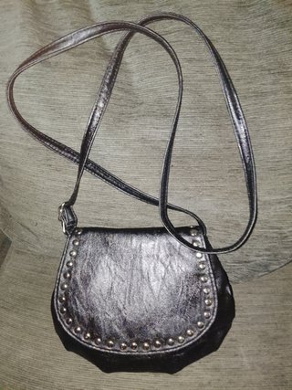 Bolso negro de hombro o cruzado
