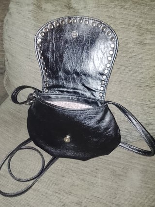 Bolso negro de hombro o cruzado