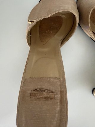 Sandalias de piel beige y doradas