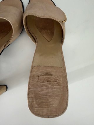 Sandalias de piel beige y doradas