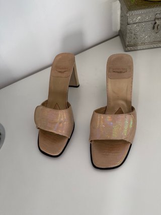 Sandalias de piel beige y doradas