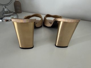 Sandalias de piel beige y doradas