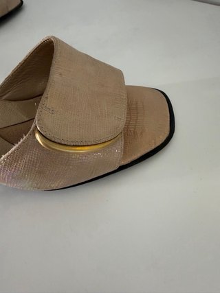 Sandalias de piel beige y doradas