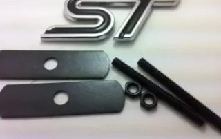 LOGO EMBLEMA PARRILLA FORD ST NEGRO FOCUS
