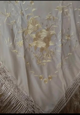 Manton beig bordado dorado