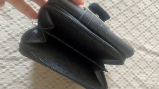 Monedero negro con cierre de hebilla