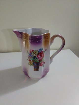 Lechera de porcelana antigua con flores