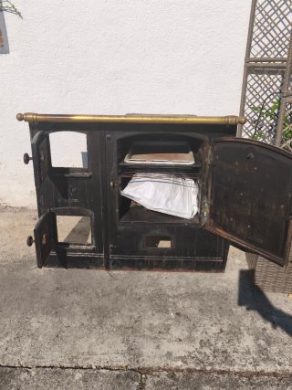 Cocina Económica de Leña Negra y Dorada