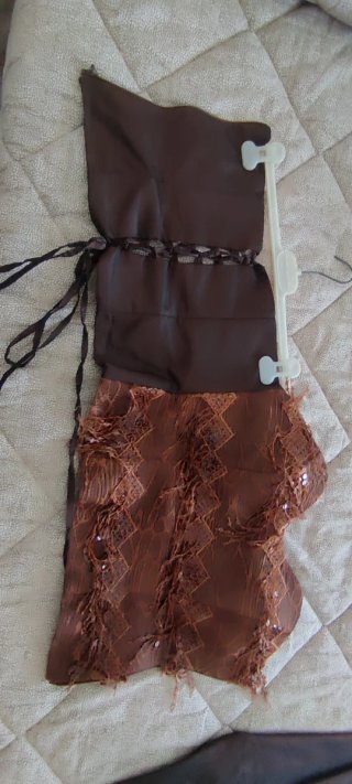 Abito da cerimonia marrone con perline