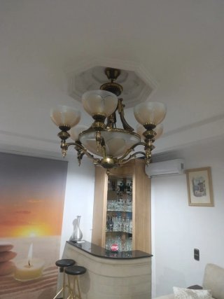 Lámpara de salón dorada y blanca