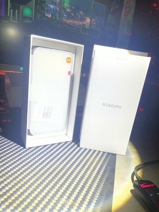 Caja Xiaomi 17T - Como Nueva