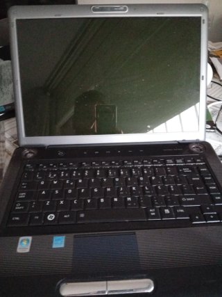 Portátil Toshiba sin disco duro ni RAM,ni cargador