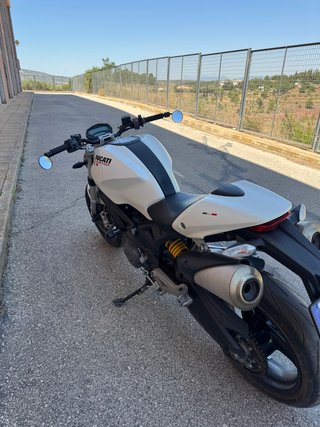 Ducati Monster 696 Blanca