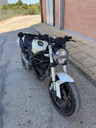Ducati Monster 696 Blanca