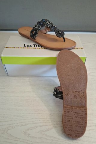 Chanclas planas adornadas talla 38