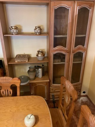 Mesa de comedor y sillas de madera