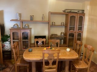 Mesa de comedor y sillas de madera