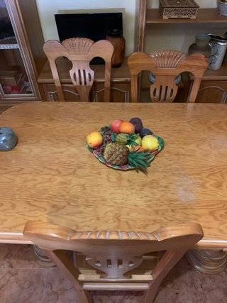 Mesa de comedor y sillas de madera