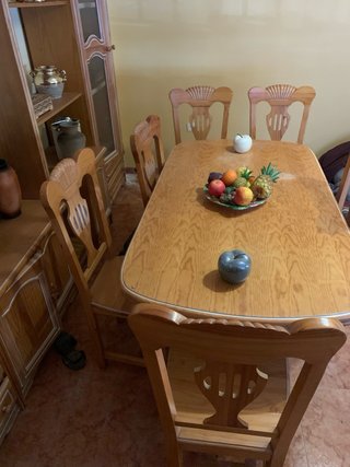 Mesa de comedor y sillas de madera