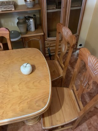 Mesa de comedor y sillas de madera