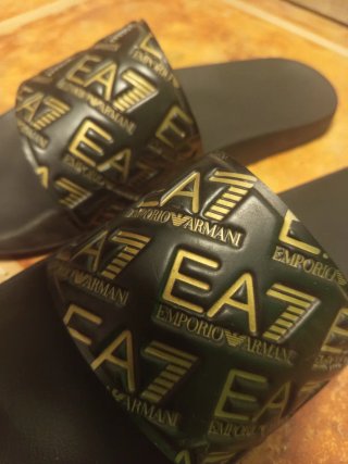 Chanclas EA7 Emporio Armani Negras Doradas