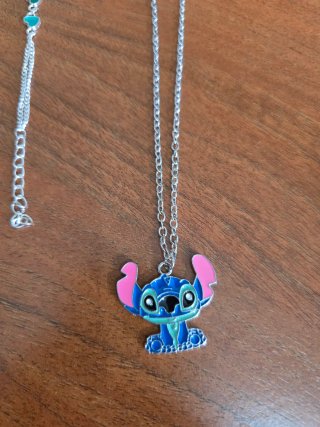 Collar y pulsera plateada con corazones