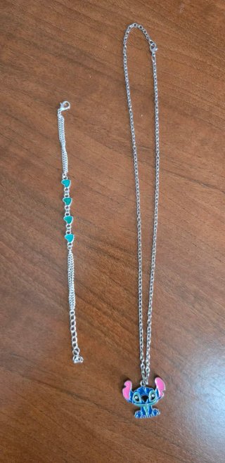 Collar y pulsera plateada con corazones