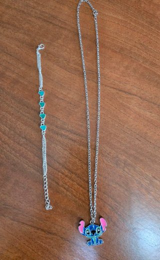 Collar y pulsera plateada con corazones