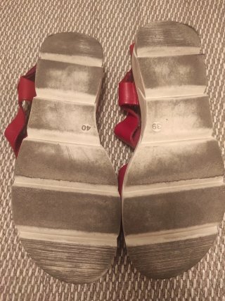 Sandalias rojas de cuero talla 39