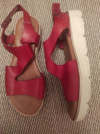 Sandalias rojas de cuero talla 39
