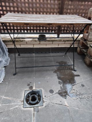 Tavolo da terrazzo in legno e metallo