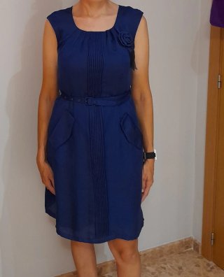 Vestido azul de verano con flor