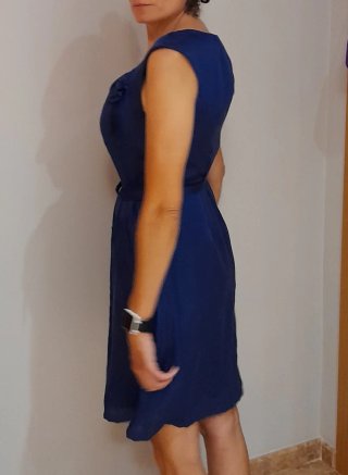 Vestido azul de verano con flor