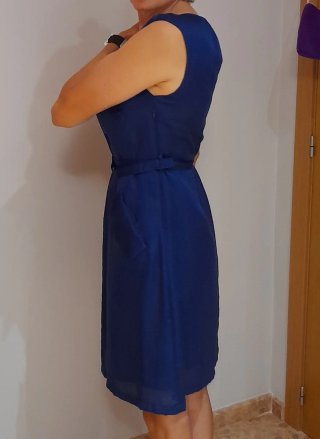 Vestido azul de verano con flor