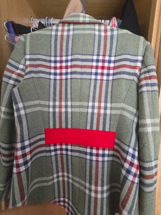 Chaqueta de cuadros con detalles rojos